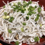 呑処おか吉 - いっぱい乗ってます。ご飯は酢飯。これにセンターを開けて生卵を流しました。