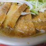 ラーメン二郎 - 豚が分厚い！ただ少々塩辛い。乳化は弱めなスープ、こちらも醤油強めで少々塩辛い