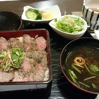 割烹蒲焼 横浜八十八 吉田町店 - 連れが食べていたビフテキ重です。
                    とても柔らかく美味しかったです。