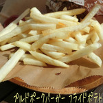 TSUGABASE - プルドポークバーガー フライドポテトセット(1300円)♪
プルドポークバーガーは思いのほかガッツリな感じ、バンズがしっかりしてて豚肉もジューシィで美味しい☆彡 フライドポテトは結構なたっぷり量だ！