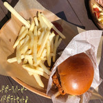 TSUGABASE - プルドポークバーガー フライドポテトセット(1300円)♪
プルドポークバーガーは思いのほかガッツリな感じ、バンズがしっかりしてて豚肉もジューシィで美味しい☆彡 フライドポテトは結構なたっぷり量だ！