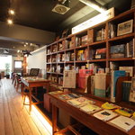 ワールドブックカフェ - 店内にある本は全て席でお読みいただけます