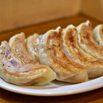 立吉餃子 - 【晩酌セット@890円】立吉餃子 5個（焼）：写真は2人前。2人で同じ餃子をオーダーした例。