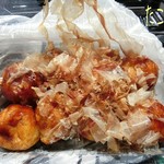  諏訪湖サービスエリア上り線 - 前日たこ焼きを食べ損ねたんだよ〜(>_<)
            という訳で朝ご飯にたこ焼き(8コ入/560円)♪
            たこ焼きは出来立てアツアツで、たっぷり掛かったかつお節にソースもほんわり甘みがあって美味しい☆彡