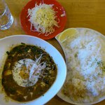 棗や - ニラキーマトーフカリー（９２０円）。