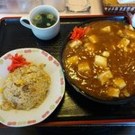 あずま亭 - 麻婆焼きそば＆ハーフチャーハン（８８０円）。