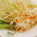 Sakura Komachi - 野菜をたくさん盛って、青じそドレッシングをかけたサラダ