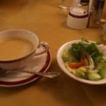 ダイナープレヤデス - ランチのスープとサラダ。