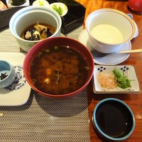 皆美館 - 朝食：蓋物 茄子揚げびたし、椀物 宍道湖七珍味 大和蜆赤だし椀、温物 茶碗豆腐 薬味・生姜醤油