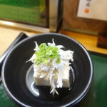 Kamakura Rokuyata - たっぷり香味野菜 鎌倉バーグ御膳のしらす冷奴