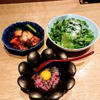 焼肉すどう 春吉 - まずユッケ、サラダとキムチ