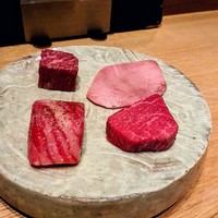 焼肉すどう 春吉 - 最初のお肉は、右がタンモト、ランプ、左がハラミ横隔膜、サーロイン