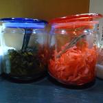 哲麺 与野駅前店 - 高菜と紅しょうが