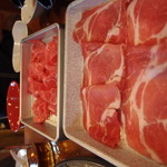 本格焼肉＆ジンギスカン ばくよう亭 - 手前がブタ、奥が牛。牛はアタリの皿なら薄くて大きな肉が楽しめる。