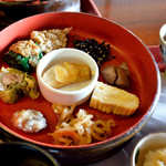 Kura Kafe Kouraku - 9品の料理が盛り付けられた桶