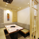 焼肉なべしま - 半個室風テーブル席（ソファー）