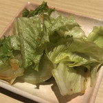 Shusai No Kakurega Tsukiakari - お通しはサラダでした。これは取り分け後