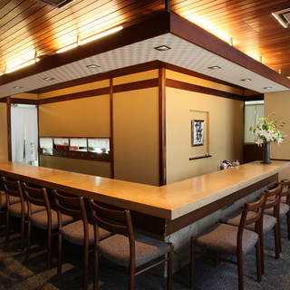 デートや会食にもお使いいただけるカウンター席になります。
