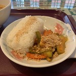 Chong Wen Ge Cafe - カレーのご飯、ピクルスたっぷり。