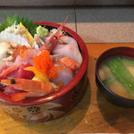 弥生寿し - 海鮮丼とお味噌汁、これで800円税別！