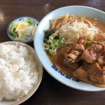 どさん娘 - 肉みそラーメン 800円   ライス 200円