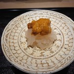 東麻布 天本 - 白海老とサンタ・バーバラ産の赤ウニの酒盗漬け