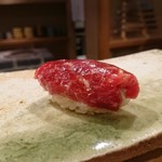 東麻布 天本 - ナガスクジラの尾の身のにぎり