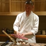 東麻布 天本 - 炭火で炙ります