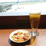 サクララウンジ - 1906_サクララウンジ(大阪空港JAL)_ビールと柿の種。やっぱりラウンジは飛行機が見えなくちゃ！