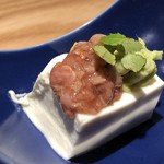 なかもと - ◆クリームチーズ豆腐（500円）・・上には「鯛の酒盗」のせ。 お豆腐自体の味わいもいいですが、鯛の酒盗がよく合います。 これは日本酒が欲しくなりますね。(^^;)