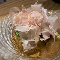 なかもと - ◆焼き茄子　ひすい仕立て（500円）・・茄子にお出しがよく浸みていて美味しい。 鰹は直前に削られる拘りの品ですが、削り立ては旨みが違います。