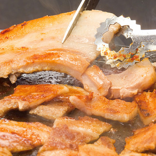 用考究的熔岩石烤制的绝品韩式烤猪五花肉