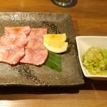 焼肉ホルモン 青一 - その後、「上タン塩」1600円がネギ塩を携えて目の前に到着！