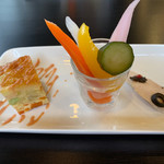 ファーマーズカフェ - 前菜三種（野菜のキッシュ、ピクルス、若鶏スモーク）