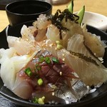 野田の元湯 - 【海鮮丼】ごはんが足りなくなるほど刺身がのっています！