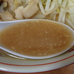 ラーメン二郎 - レンゲで一まわしすると、カラメ？的キリッとスープ