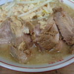 ラーメン二郎 - 切り立った岩肌のよう