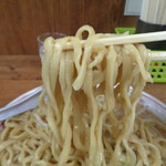 ラーメン二郎 - ズルズル～っと啜った瞬間に旨さの波状攻撃