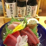 吟醸マグロ - マグロ刺身盛り¥980(外税)と醤油