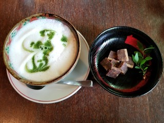 ふりこ茶房 - 抹茶ラテとふりこケーキ