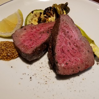 一度食べたら忘れられない炭火焼・藁焼きの肉料理。