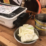 Isoya - サービスのキャベツと串揚げのソース（二度づけ禁止）と浜焼き用のコンロ