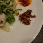 しゃぶ葉 - 豆板醤と食べるラー油が良いアクセント。