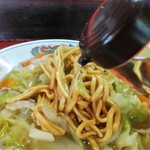 新ちゃん - かたい焼そば　たっぷり酢を投入！