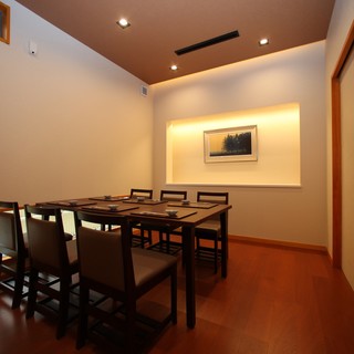 個室は大小計2部屋。写真は大。個室貸切16席。場合により20席まで可能。