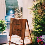  I LAUGH - お店は階段を上がった２階にあります。