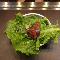 焼肉ぽんが 田町店 - サンチュで巻きます