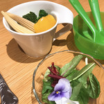 マルフク コーヒーテラス - 野菜と食用花をハヤシライスに散らしてお花畑に。。！