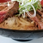 霜降牛ステーキ千 - ステーキ丼、中にもやしが隠れてます