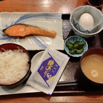 品川 ひおき - ●焼鮭定食¥680税込
            ・焼き鮭
            ・のり
            ・生玉子
            ・ご飯
            ・お味噌汁
            ・お新香